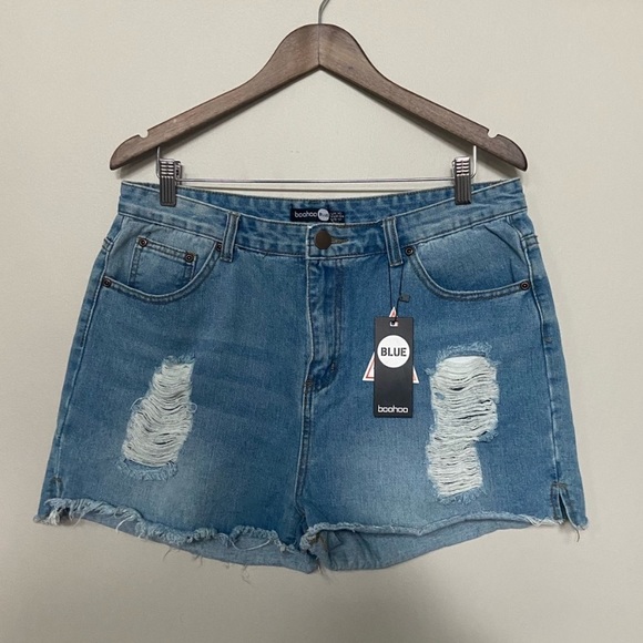 🌸 Boohoo 🌸 medium wash denim shorts - Picture 2 of 7